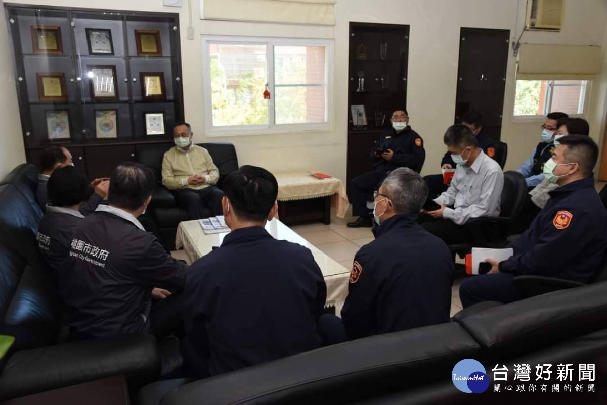 陳家欽表示,桃園市政府警察局第一線員警均能全力以赴,做得非常好,所以特別來為同仁打氣。