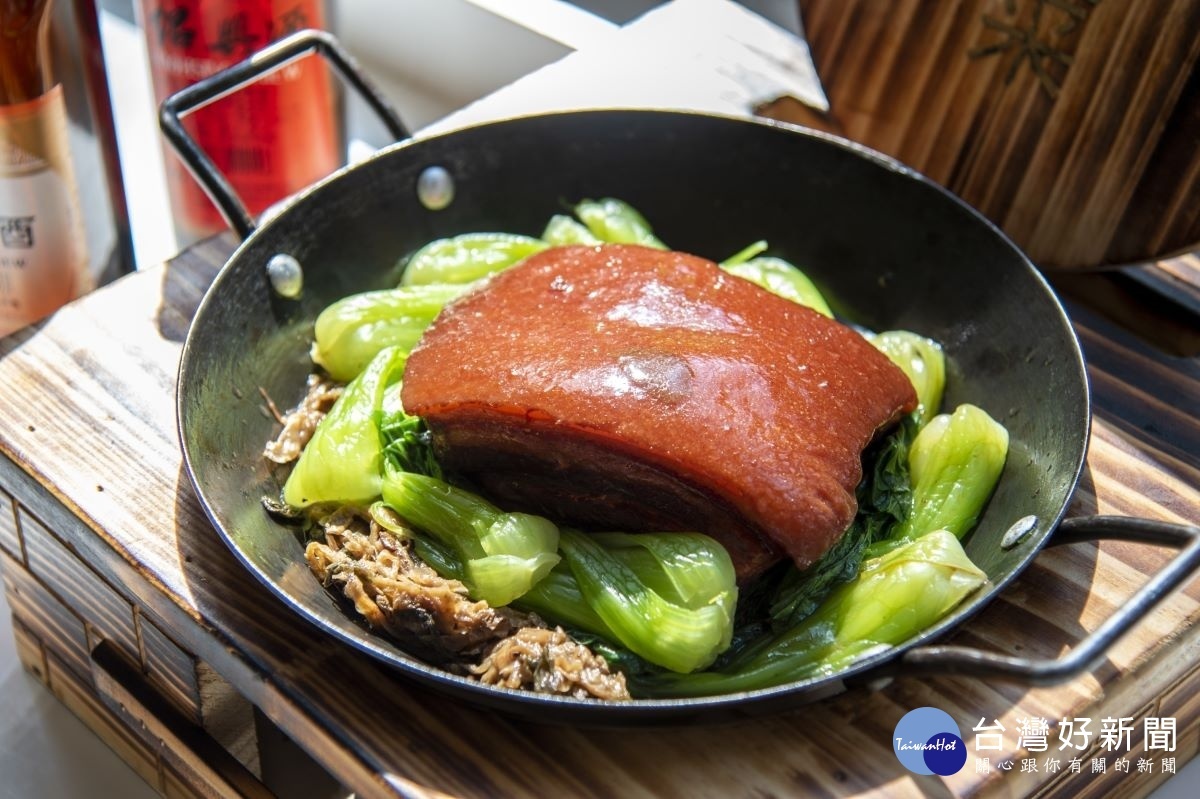 楓樺台一亦推出的傳統年菜外帶佳餚，「紅穀米東坡肉」