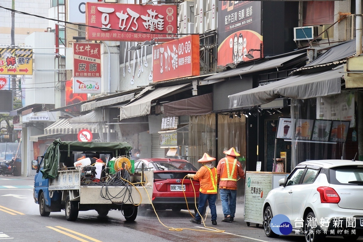 嘉義市府針對人潮聚集地點，加強消毒作業／陳致愷翻攝