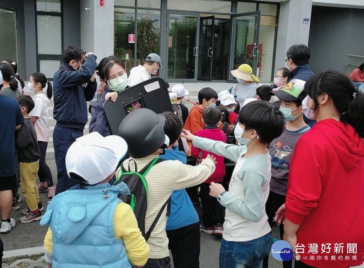 虎尾光復國小師生參訪中科園區虎尾小隊，透過警方精心設計淺顯易懂的法治教育及交安宣導，師生獲益良多。