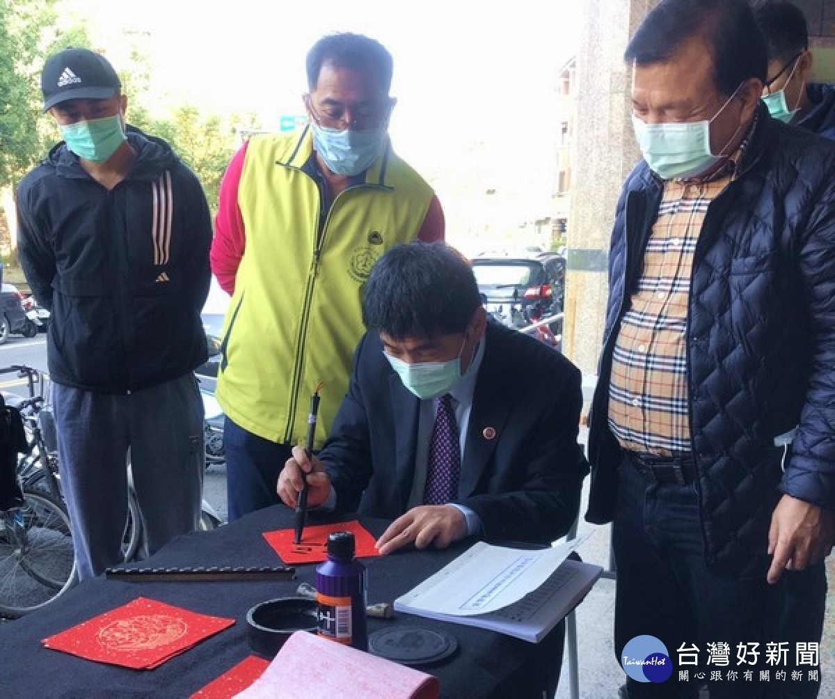 雲林地檢署結合榮譽觀護人協進會、更生保護會及西螺愛心慈善會等，走進社區揮毫迎春，分享祝福與關懷，打造祥和社會。