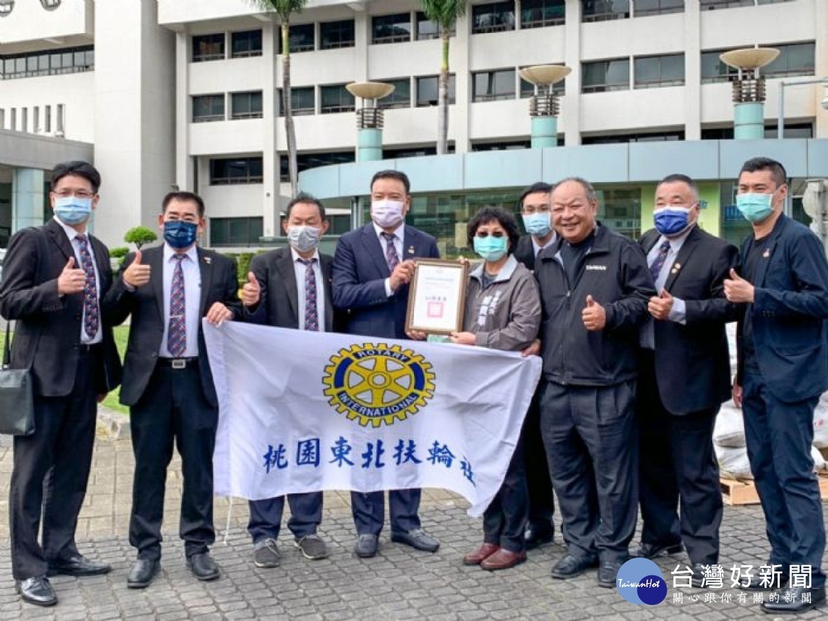 社會局鄭局長頒發感謝狀，感謝桃園東北扶輪社秉持關懷弱勢精神