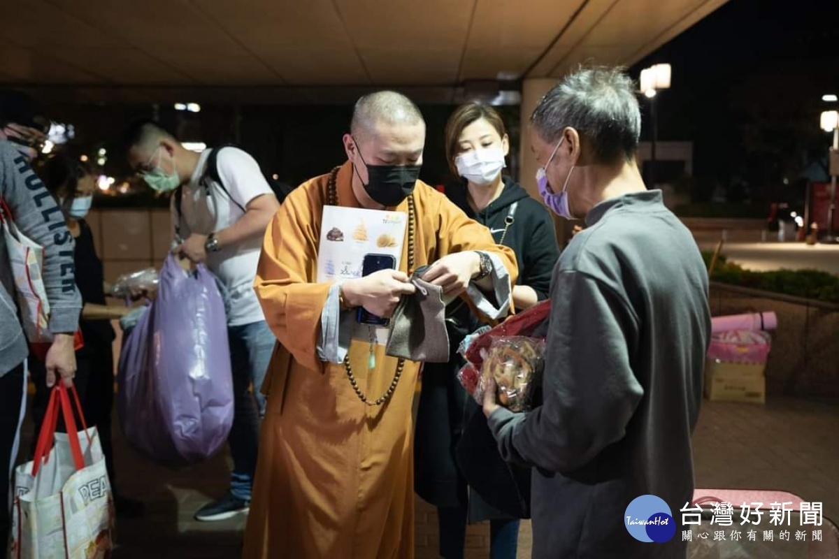 本藏師父與藝人寒冬送暖 祈天下無災持善念膚大地