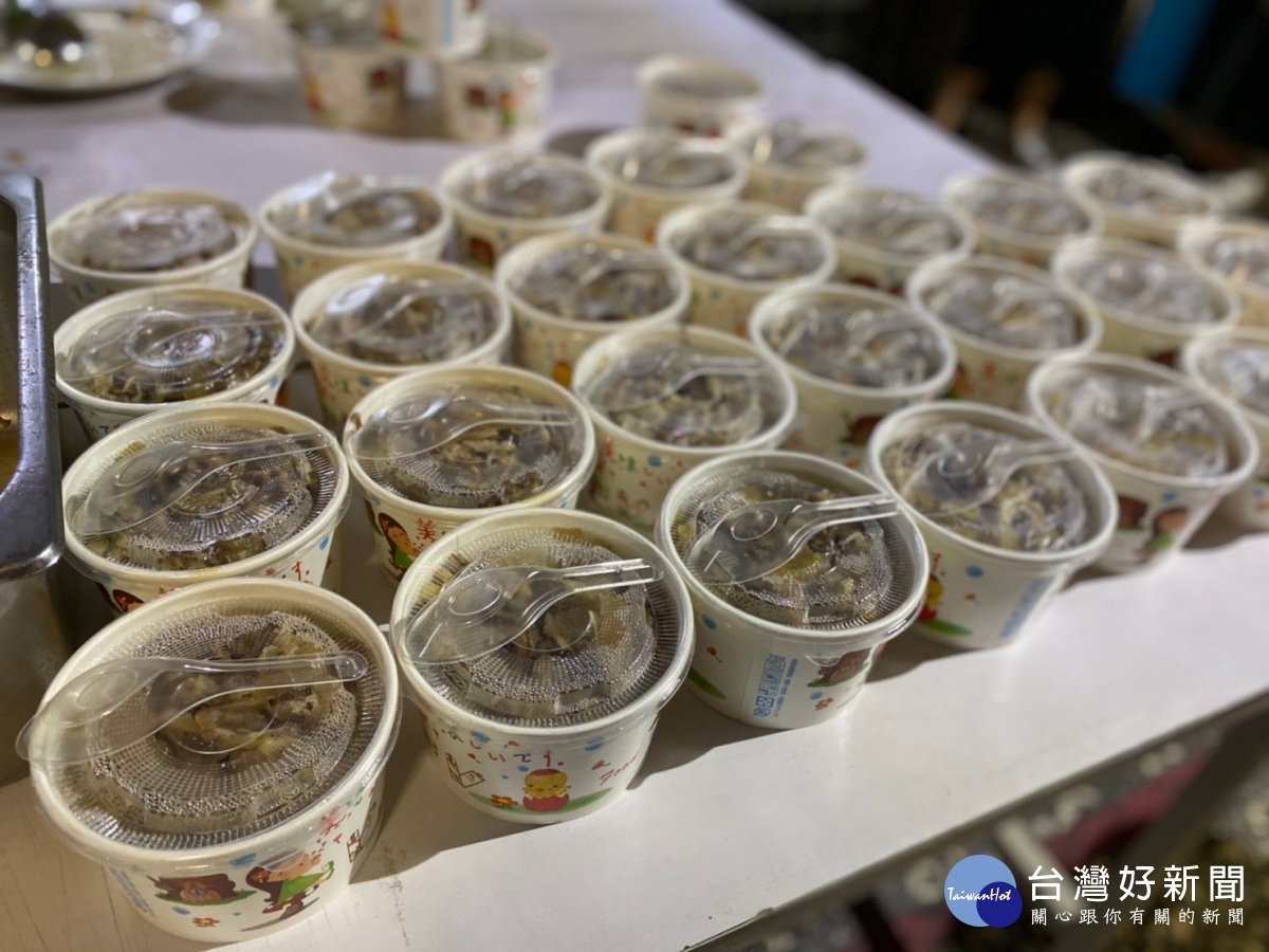活動發起小額捐,短短三天超過3萬元捐款,並持續增加中,其中牛丼飯好滋味,讓每一位弱勢對象大飽口福。