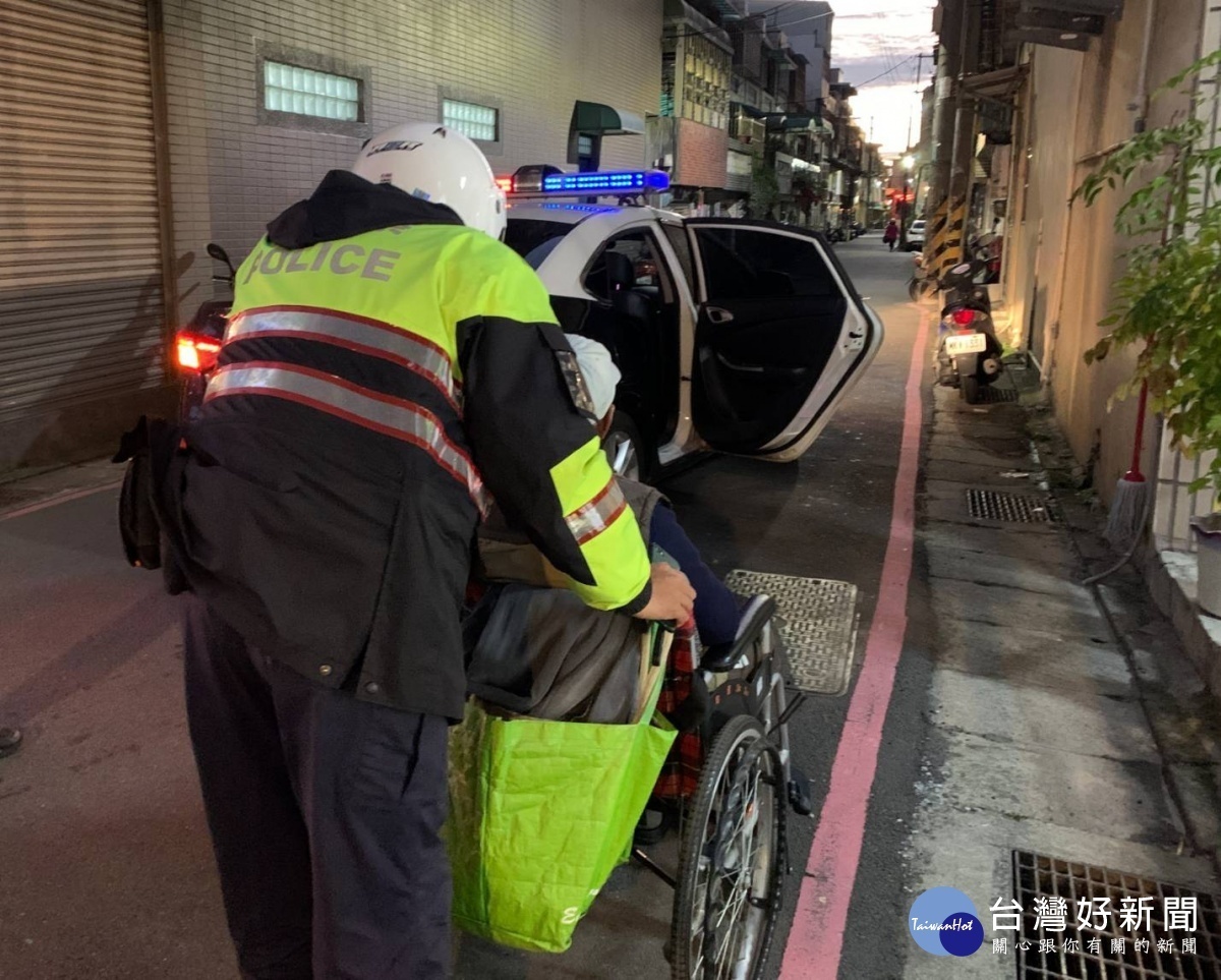 馬祖老翁坐輪椅外出迷途,巧遇同鄉警助返家