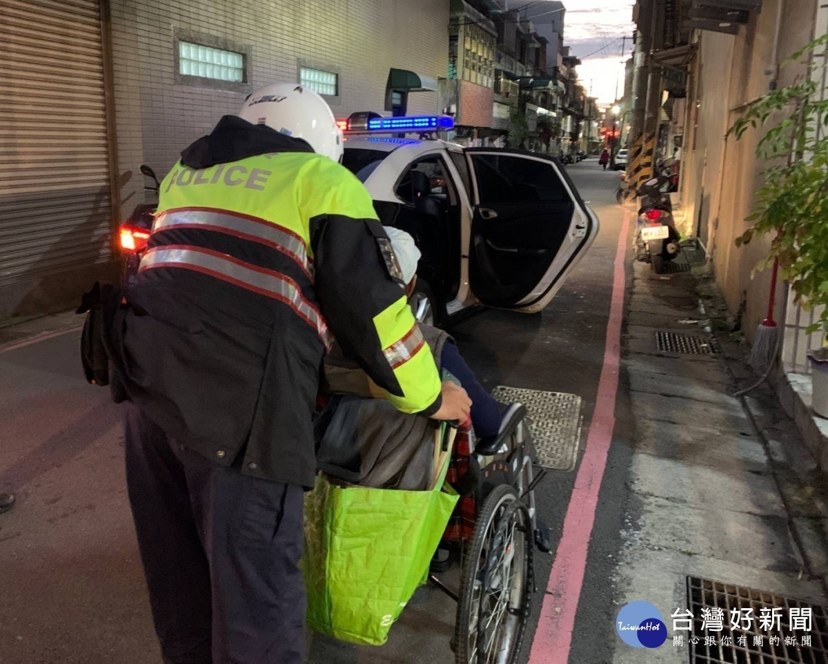 馬祖老翁坐輪椅外出迷途，巧遇同鄉警助返家