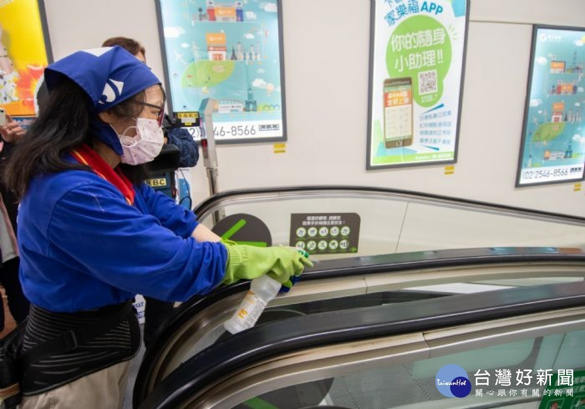 家樂福中壢店手扶梯增加消毒頻率,每四小時就消毒一次