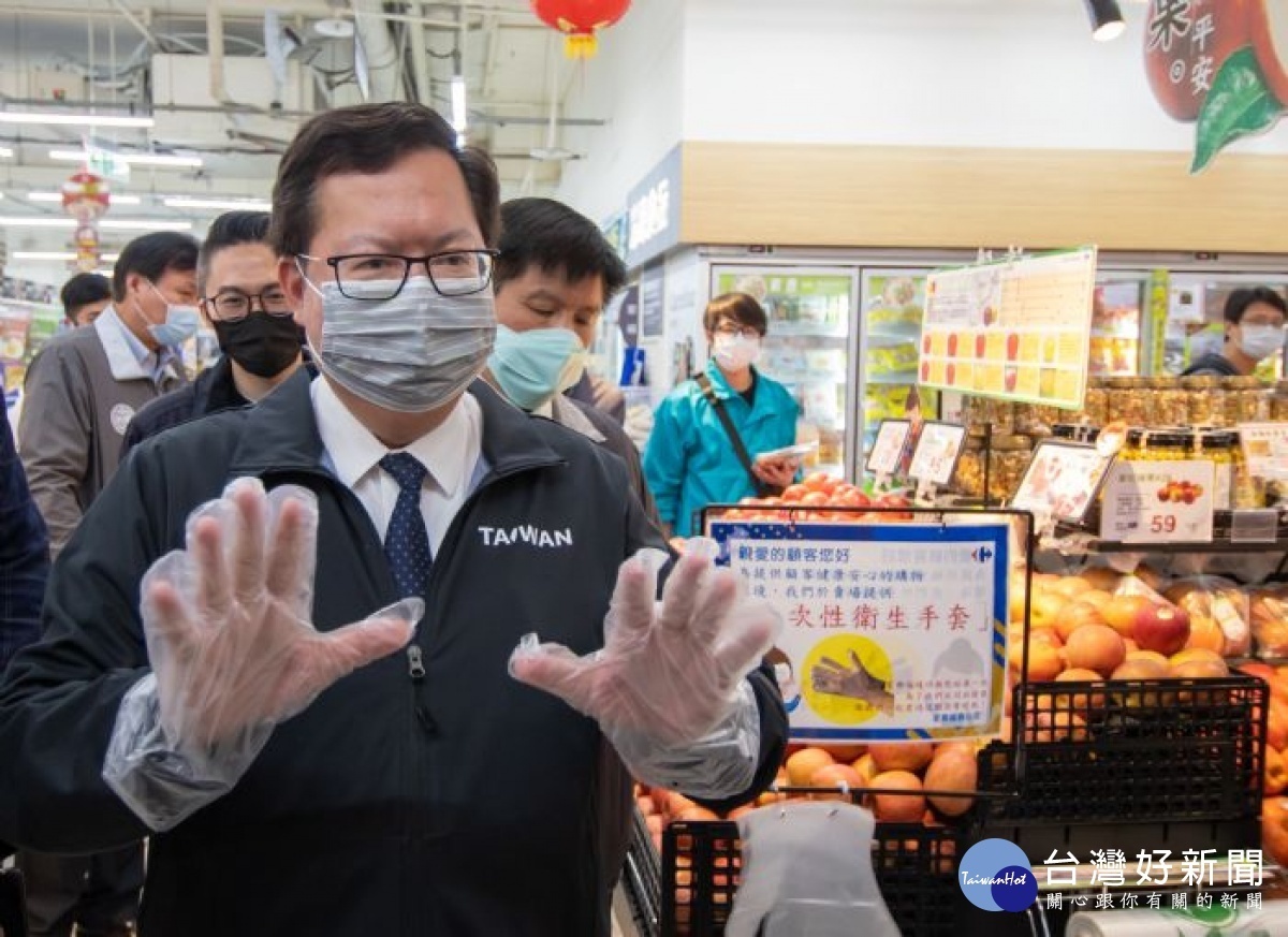 家樂福中壢店提供一次性衛生手套,減少民眾接觸感染風險