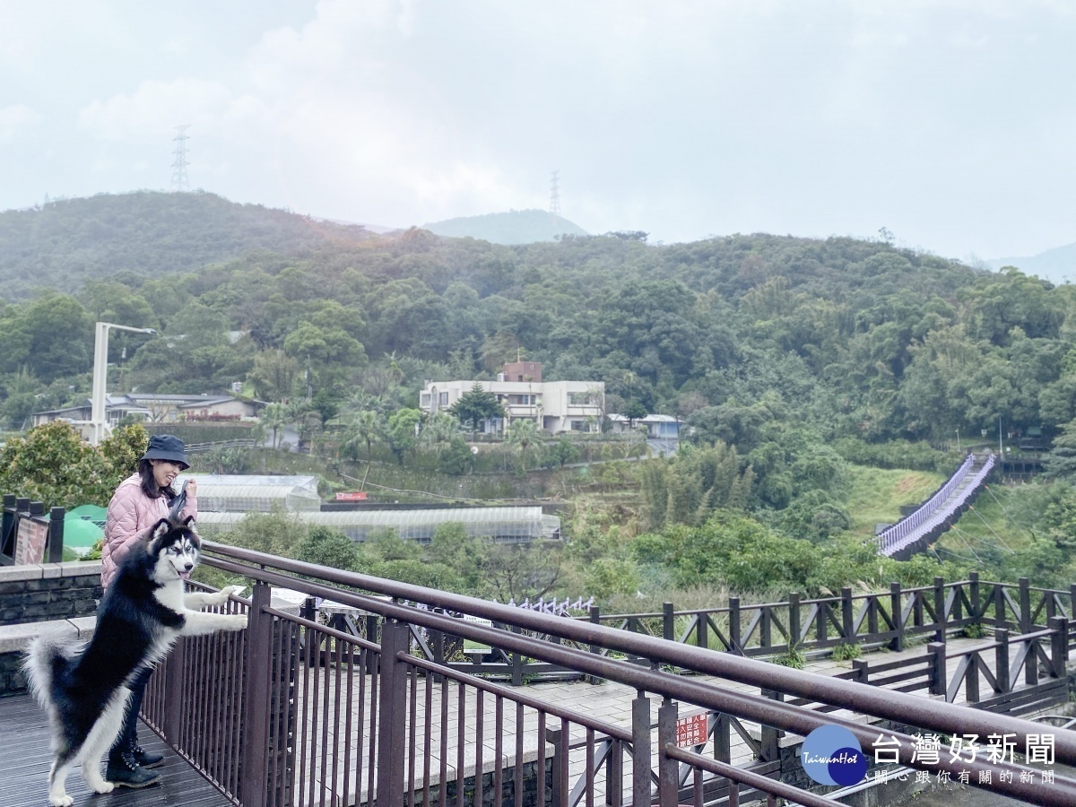 碧山路旁人車分道,可遠眺吊橋及周邊山景(圖/台北市大地處提供)