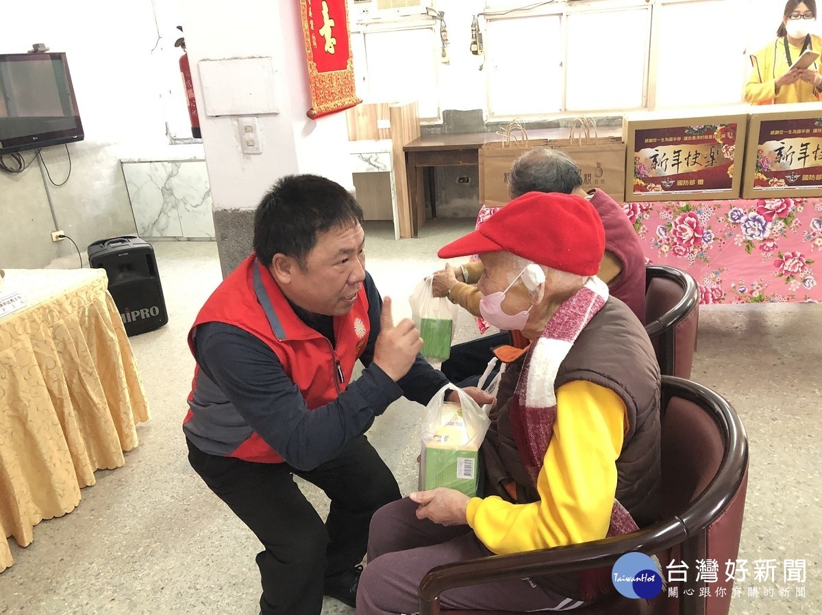 新北榮服處游副處長(左一)致贈訪慰品予退舍榮民長輩,並提醒天氣多變要注