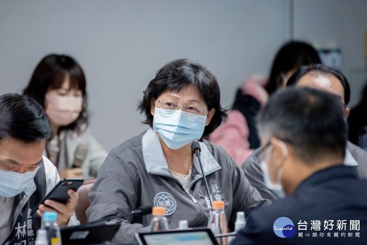 社會局長鄭貴華表示，老人文康中心即日起停止服務，各社福館舍落實實名制等防疫措施