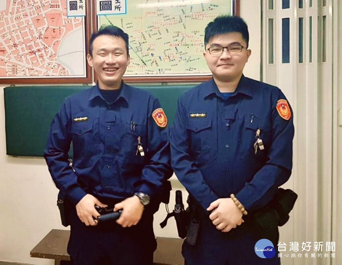 男子酒駕肇事遭移送，警方得知男子須照料行動不便的老母親，員警自掏腰包買便當前往陪伴長輩用餐，安慰其母切勿擔憂。