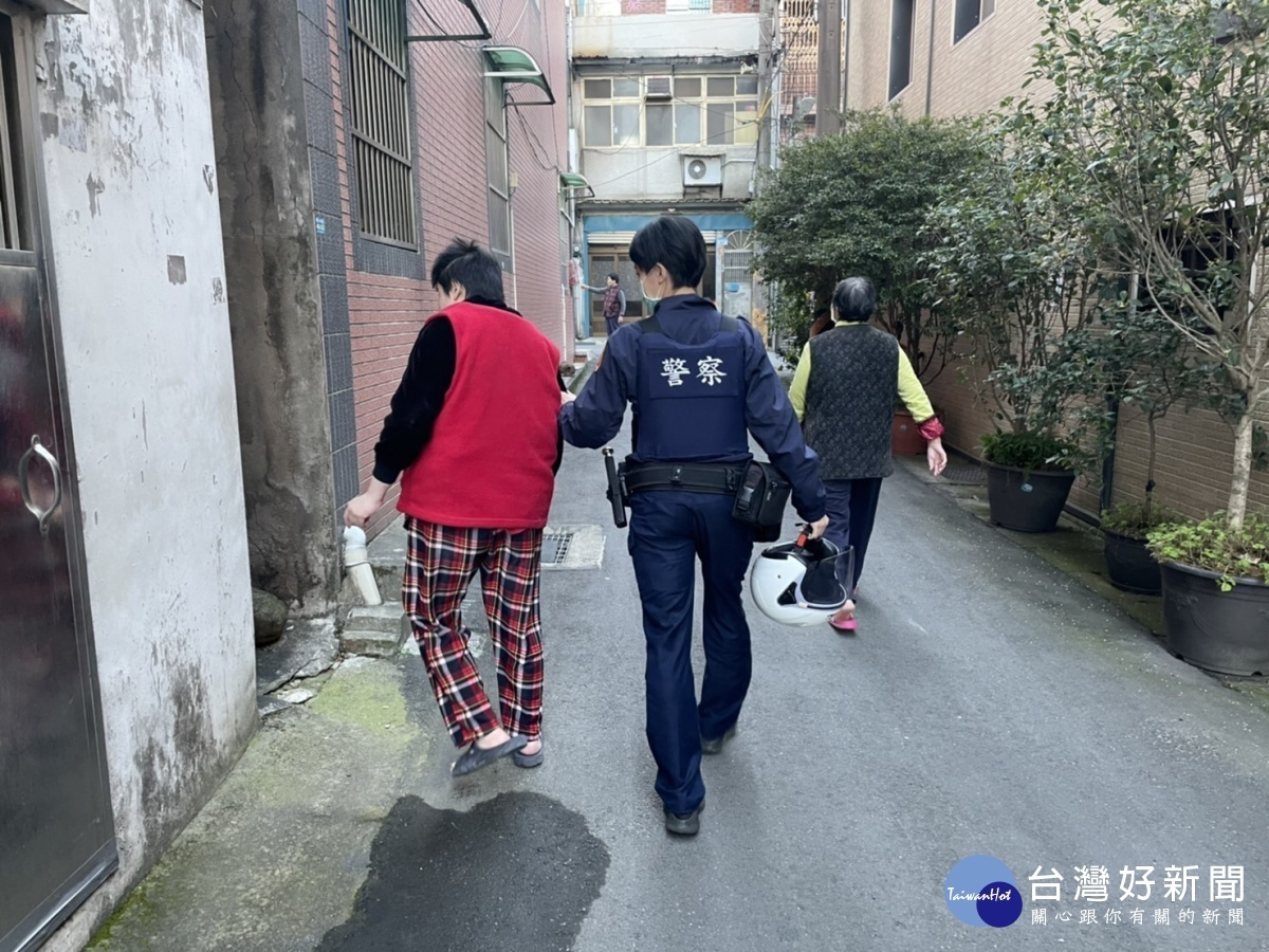 精障女子溜出門迷途,平鎮警員警動員協助找回