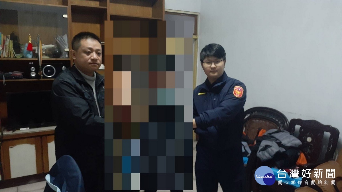 鱸鰻特攻隊黃明賜(左)捐助貧困。(草屯分局提供)