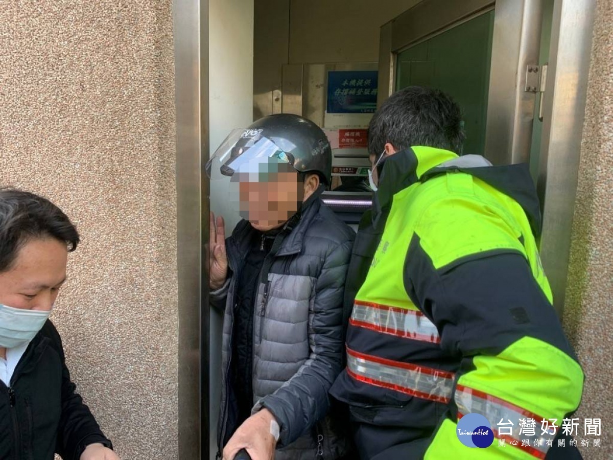 老翁受困提款機操作室內,巡邏員警助解圍