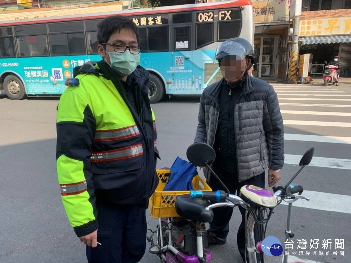 老翁受困提款機操作室內,巡邏員警助解圍