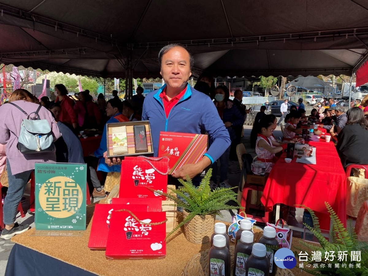 梅子夢工廠廠張志雄表示,今年新推出的布農好禮以茶跟米的茶米香,很具在地生活文化趣味。(圖/記者賴淑禎攝)