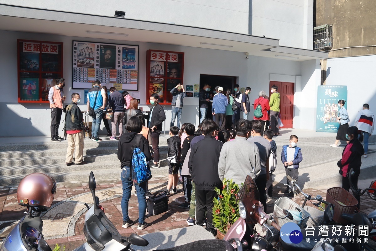 民眾一早就到南投戲院排隊等量額溫進場。(記者扶小萍攝)