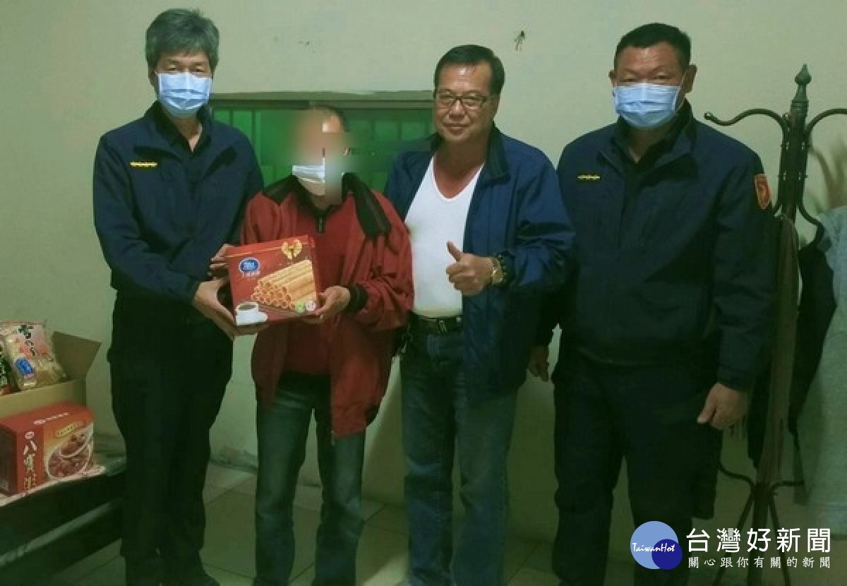 臺西警方勤查發現獨居老翁生活堪慮，除主動募款協助，亦通報公所及社福單位給予適當的關懷與照料。