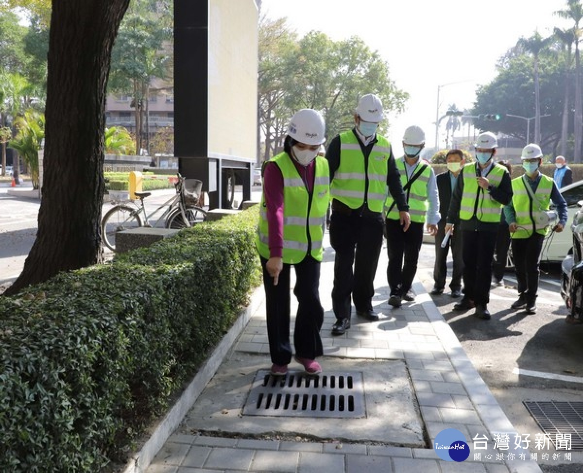 縣長張麗善前往虎尾文化路及同心公園視察周邊街道系統整合串接改善計畫工程現況，積極用心打造舒適的人行步道。