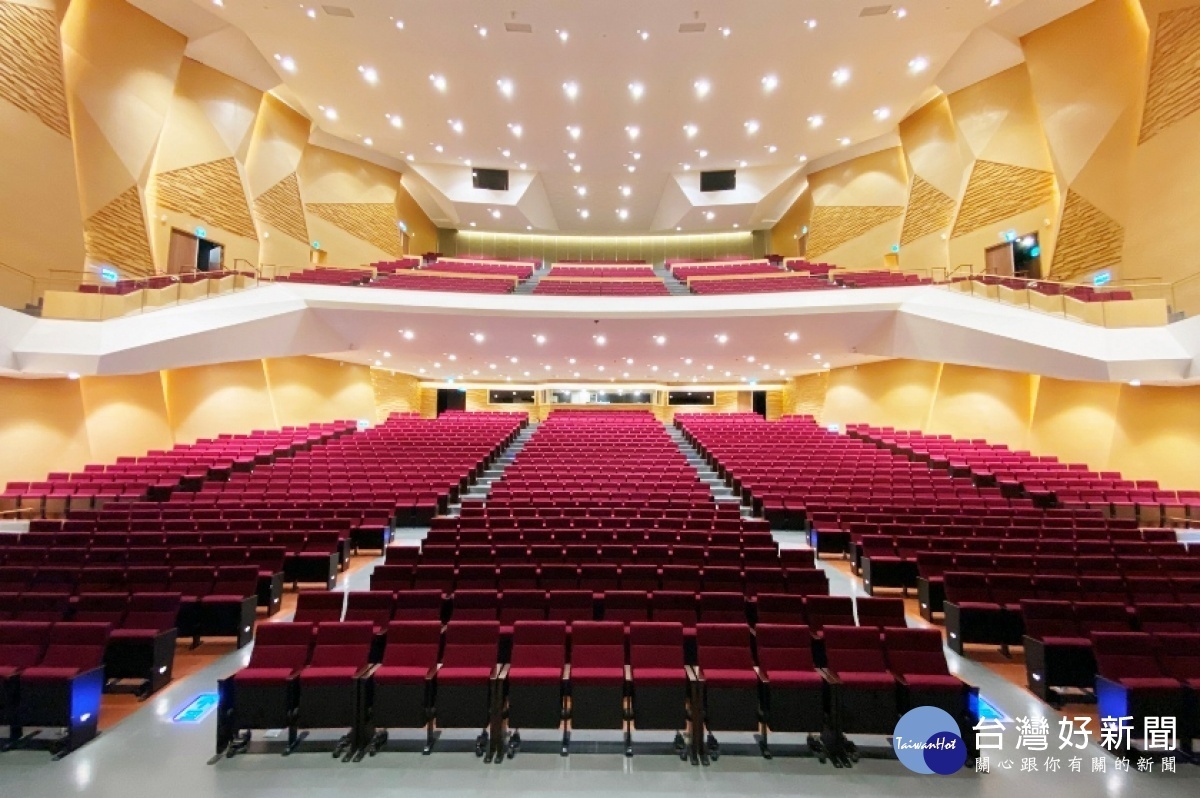 禮堂內可容納1,500個座位，織形錯落的聲學反射設計，具國際展演的一流水準。