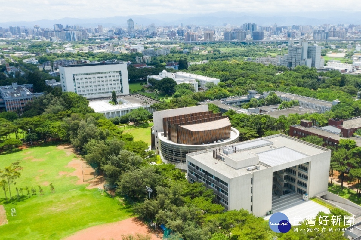 新完工的教學研究綜合大樓位於中軸線上，大禮堂正好座落於校園中央，是校園人潮匯集流動之核心。