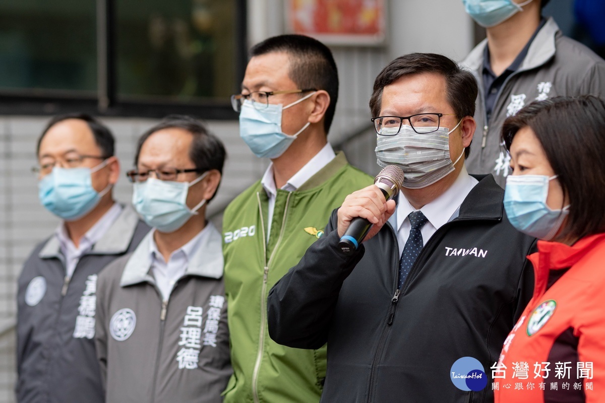 桃園市長鄭文燦於視察八德區大湳市場周邊環境擴大消毒作業情形時致詞。