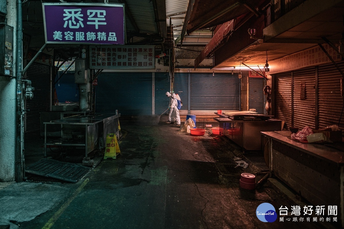 為降低社區感染風險,桃園市政府環保局攜手國軍33化學兵群進行八德區大湳市場周邊環境擴大消毒。