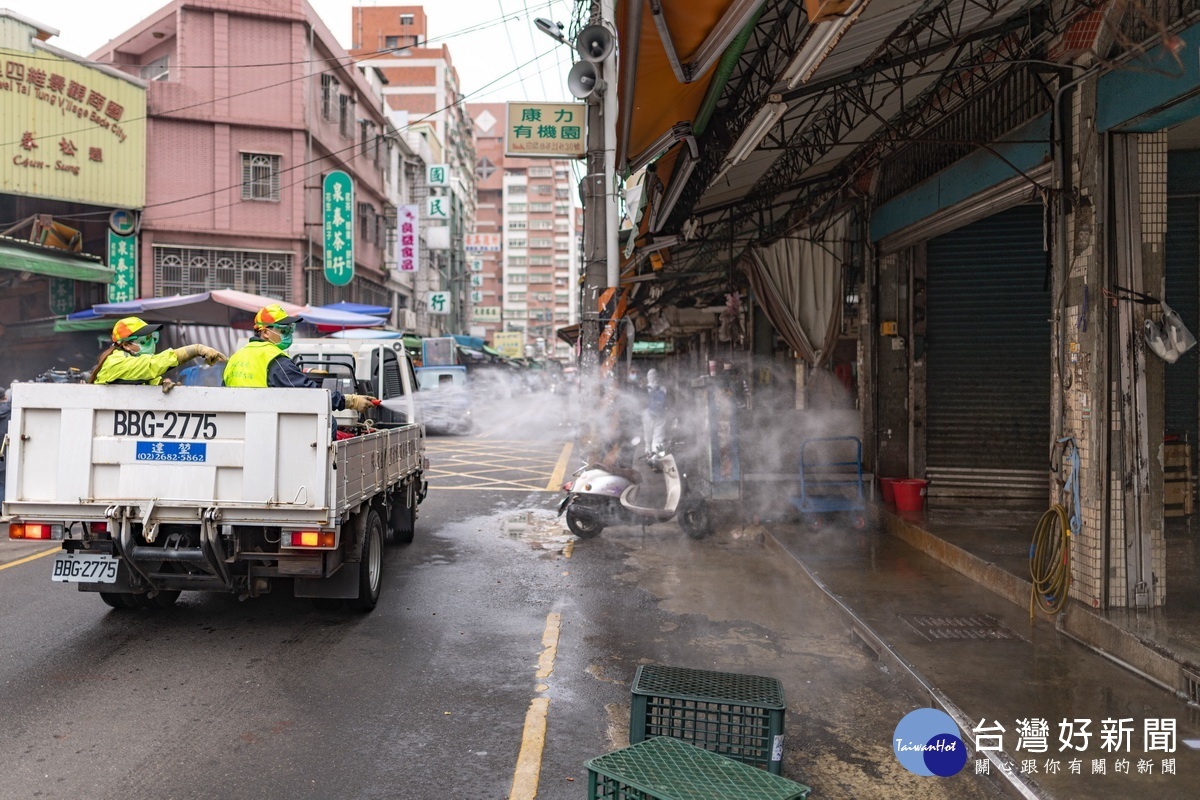 為降低社區感染風險,桃園市政府環保局攜手國軍33化學兵群進行八德區大湳市場周邊環境擴大消毒。