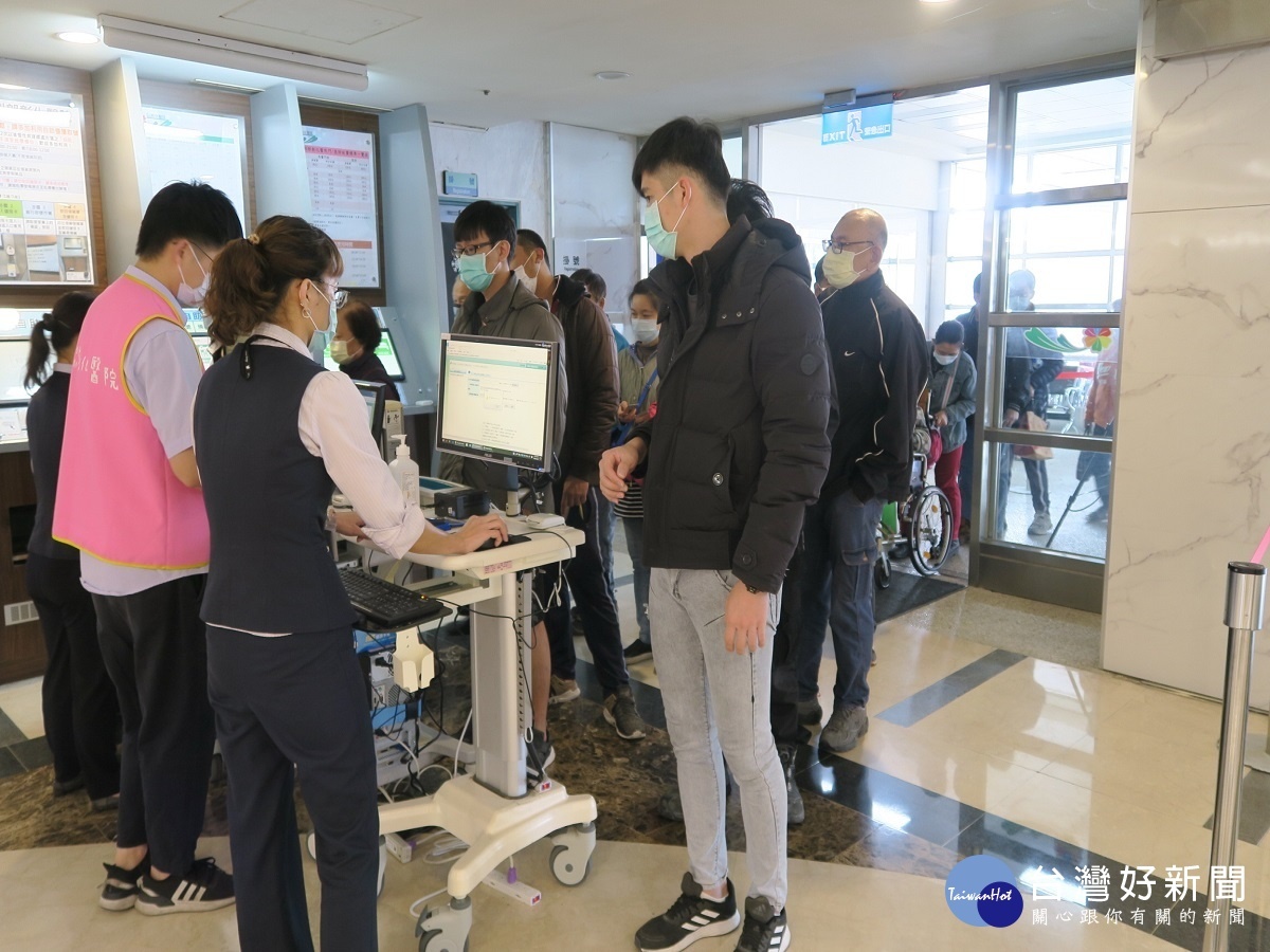 彰化醫院啟動門口查核健保卡管制 民眾都能體諒此防疫作為