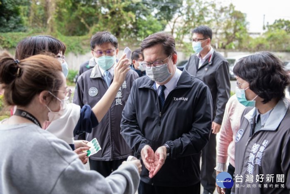 社福機構同仁為市長測量體溫及消毒