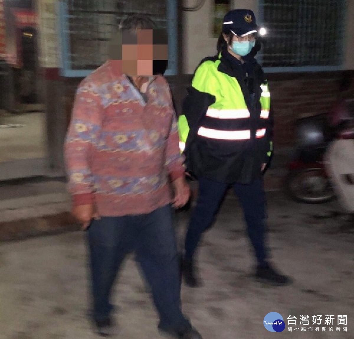 老翁因就醫錯過返家的末班車,衣著單薄獨自行走在車輛往來頻繁的大馬路,北港警方及時予以暖心協助,平安護送到家。