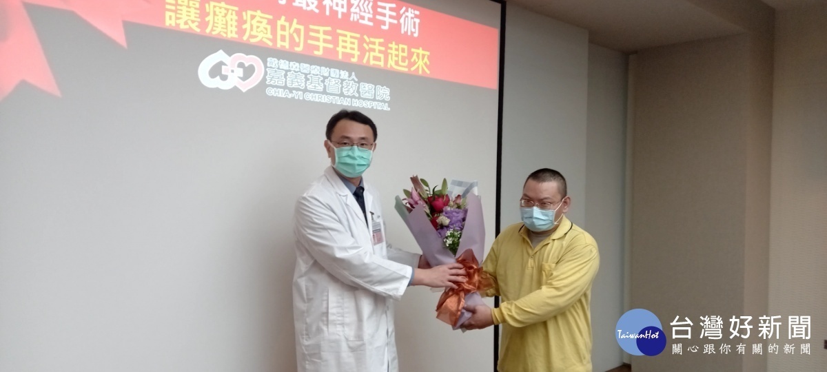 黃惠鑛醫師與接受手術患者／記者丁丁提供