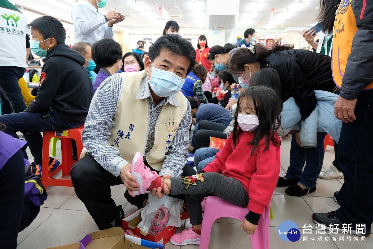 愛心企業「童心鞋力」募集800雙新鞋，家扶兒足夢踏實。