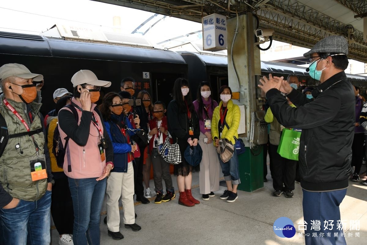 林世賢市長親自在彰化火車站月台觀迎搭乘頂級觀光列車-鳴日號的遊客並解說。