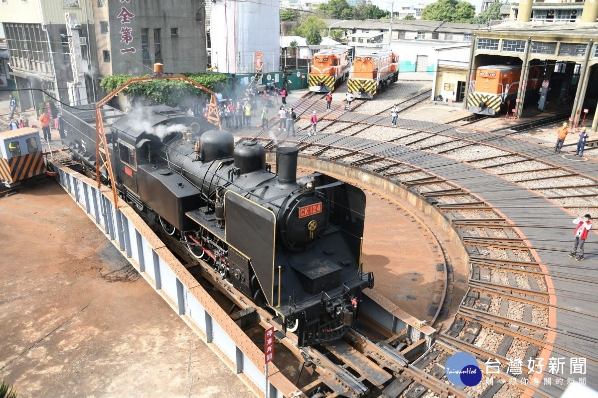 鳴日號列車遊客欣賞已有85歲的CK124蒸汽火車頭調動車頭的奇景。