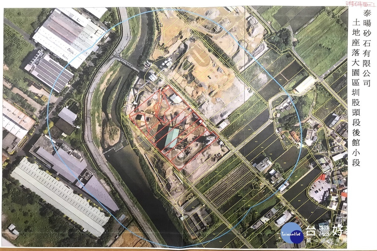 桃園市議員朱珍瑤所提出的空照圖中，泰暘砂石公司的核准啟用面積（紅線範圍內），明顯有超限使用。