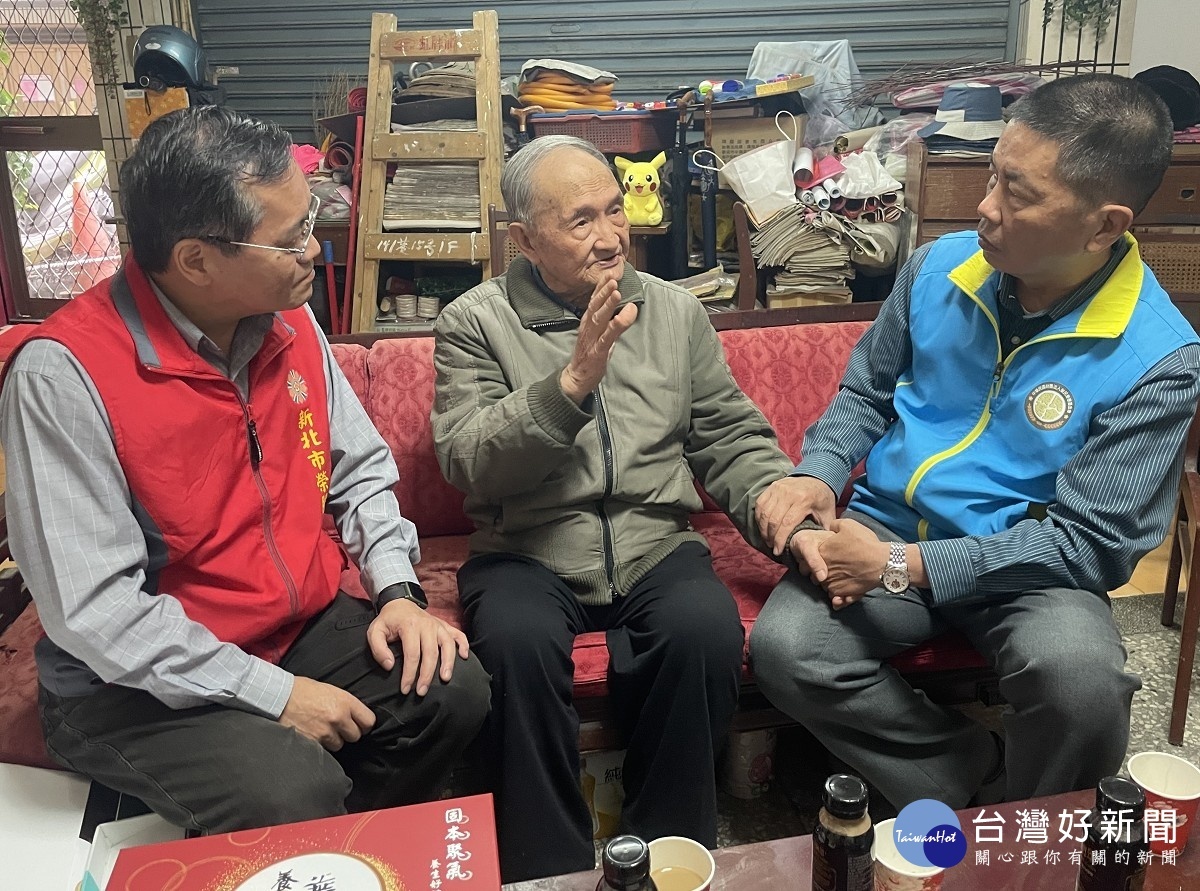 趙爺爺(中)向新北市榮服處林火土處長(左)及榮民榮眷基金會尤志煌秘書長(右)表達感謝輔導會及基金會對榮民周到的服務照顧