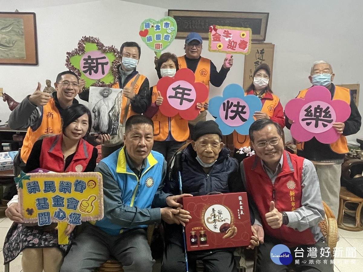 劉爺爺(前排右2)與新北市榮服處林火土處長(前排右1)及榮民榮眷基金會尤志煌秘書長(前排左2)相見歡