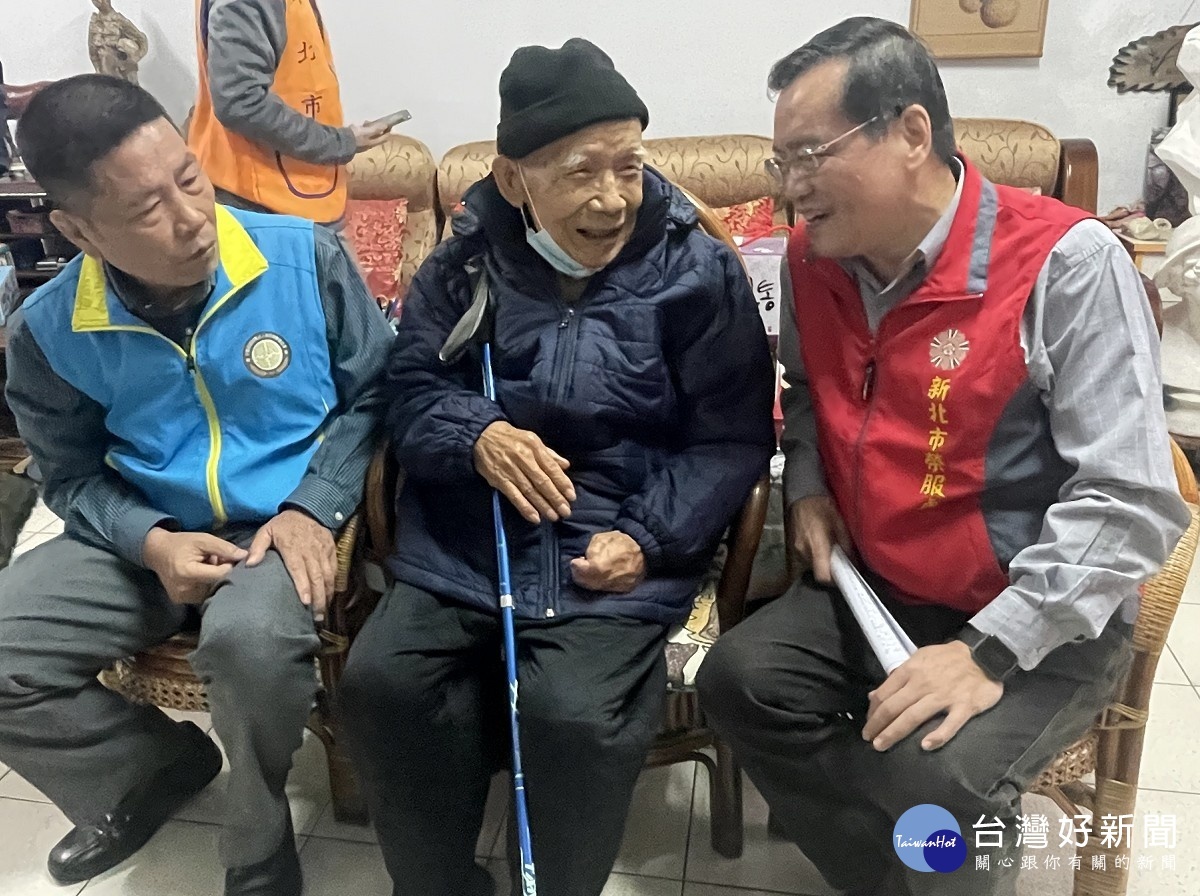 劉爺爺(中)與榮民榮眷基金會尤志煌秘書長(左)、新北市榮服處林火土處長(右)閒話家常,相當愉悅