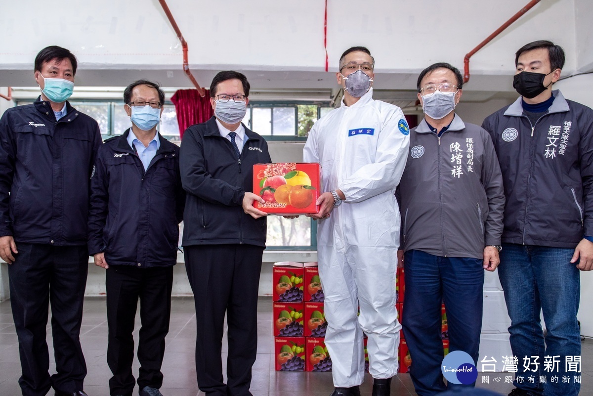 感謝同心消毒社區環境,桃園市長鄭文燦慰問33化學兵群及環保局防疫消毒大隊的第一線消毒人員。