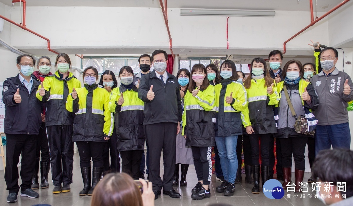感謝同心消毒社區環境,桃園市長鄭文燦慰問33化學兵群及環保局防疫消毒大隊的第一線消毒人員。