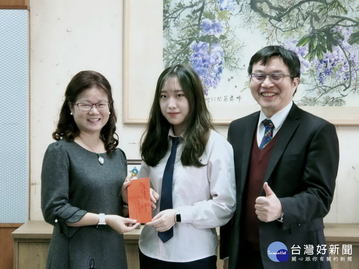 徐孟榆董事長贈獎助金給三位同學。