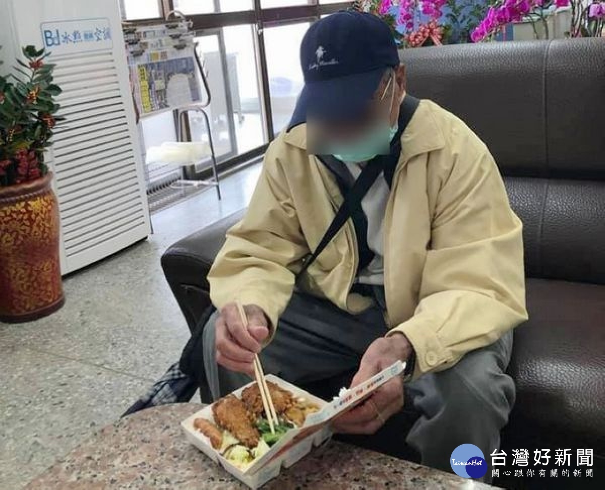 老翁返鄉探親迷失目的地,四湖所員警耐心照料詢問,順利尋得家屬帶回團聚,積極為民服務之作為,深獲民眾肯定與讚許。