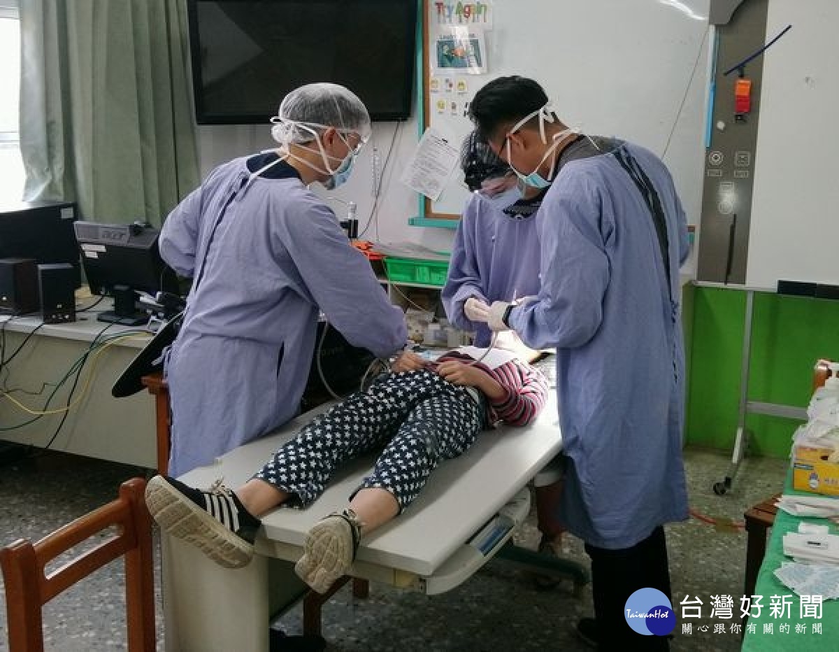 臺大口腔服務隊在校友蔡岳儒議員的引薦下，來到元長鄉和平國小舉辦營隊，透過專業醫師進行簡單治療，建立正確衛教保健知識。