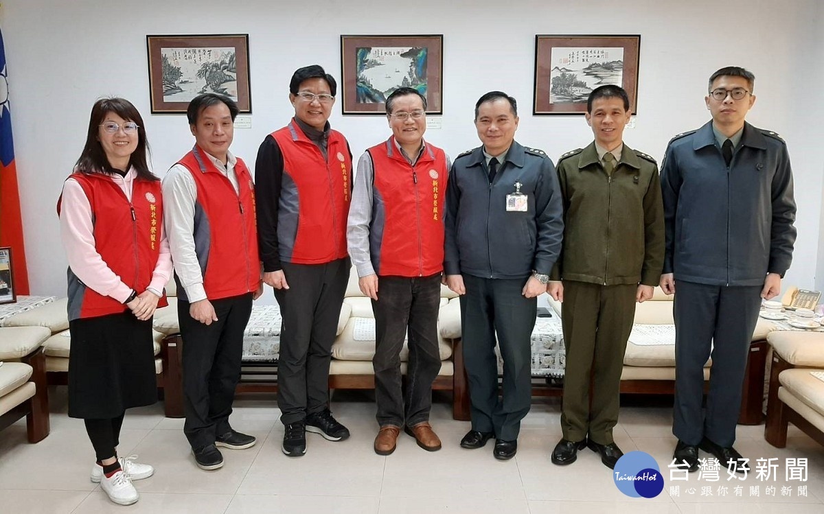 北部地區後備指揮部政戰主任胡錦龍上校(右3)與新北市榮民服務處林火土處長(左4)暨幹部合影