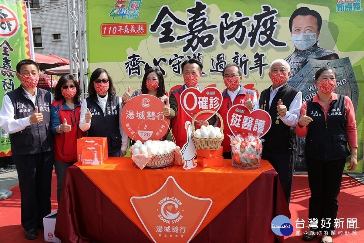 大林鎮「湯城鵝行」贈送500顆鵝鐵蛋，由翁章梁代表接受／陳致愷翻攝