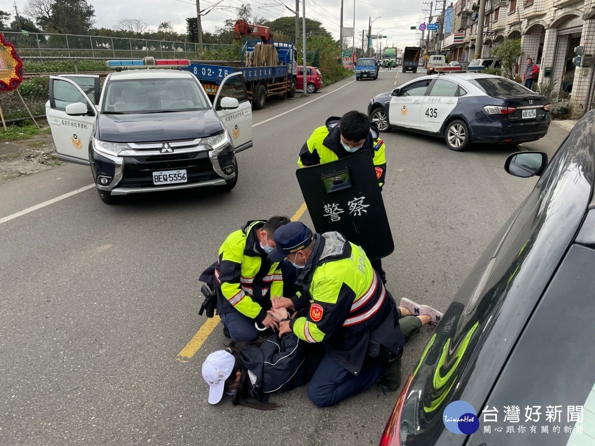 楊梅分局因應過年期間,民眾、公司行號可能提領大筆金錢,實施防搶、攔截圍捕演練
