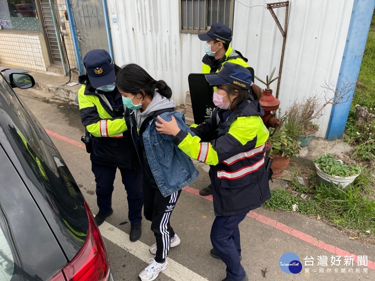 楊梅分局因應過年期間,民眾、公司行號可能提領大筆金錢,實施防搶、攔截圍捕演練