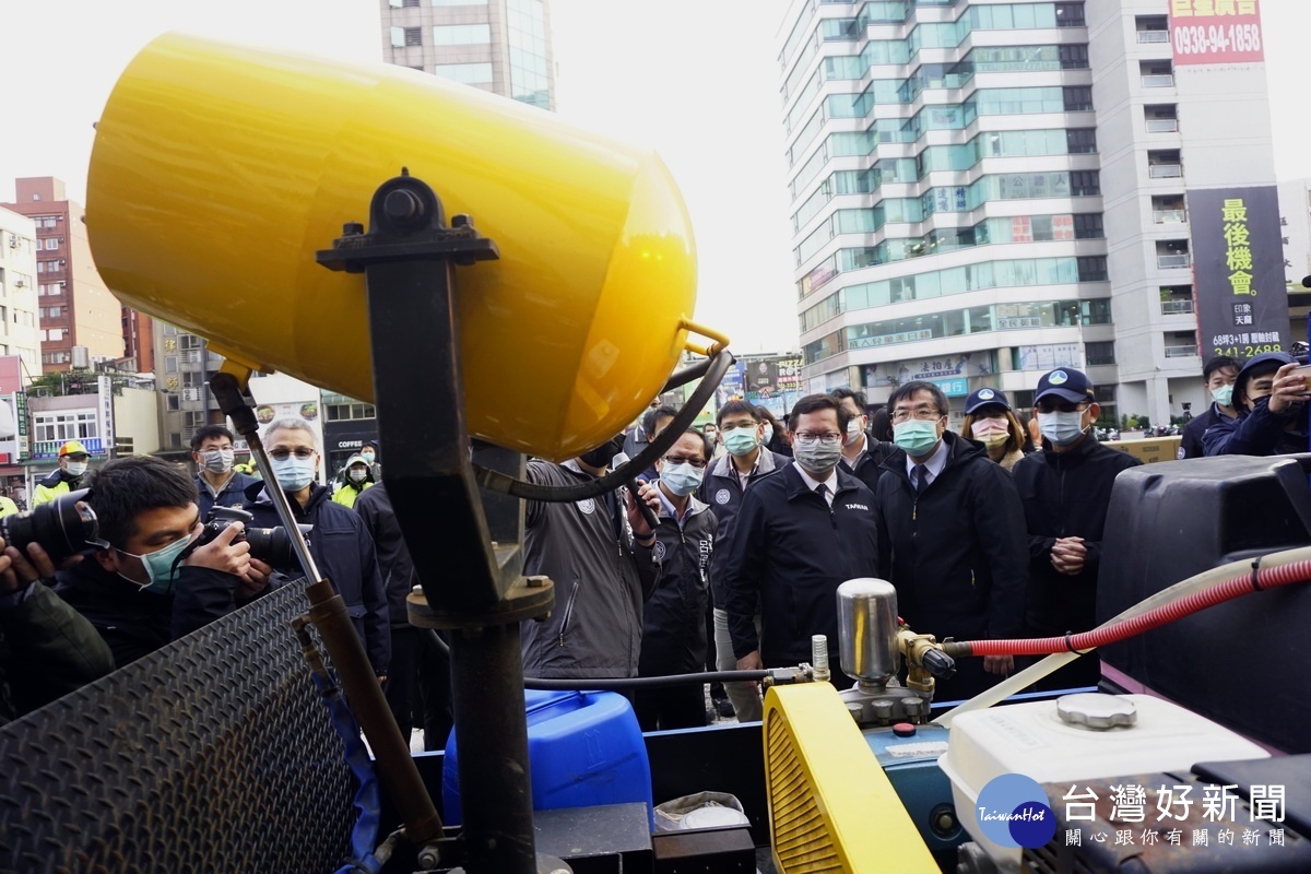 桃園市長鄭文燦與台南市長黃偉哲一起查看噴霧消毒車的噴霧功效。